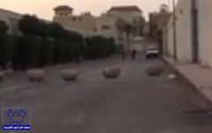 نشطاء يتناقلون مقطع فيديو لمواطن أغلق شارعا خلفيا لقصره بالرياض.. ويطالبون بالتحقيق في الأمر