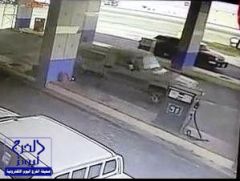 بالفيديو.. لص يسرق سيارة في وضع التشغيل.. ومواطن يتعقبه بمركبته للإمساك به