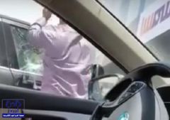 بالفيديو.. لص يهشم زجاج سيارة بغرض السرقة في مكان عام وخلال ثوانٍ معدودة