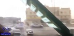 بالفيديو.. لوحة إعلانية تهشم سيارة مواطن أمام عينيه بالمدينة.. ونجاته في اللحظة الأخيرة