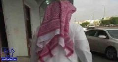 سعودي يعتدي علي فتاة عشرينية جسدياً ويمسك أعضاء جسمها بأحد المولات الشهيرة