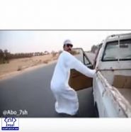بالفيديو.. “أبو حش” يقود سيارته بتهور على أحد الطرق .. ومغردون يطالبون بتطبيق أنظمة التفحيط عليه