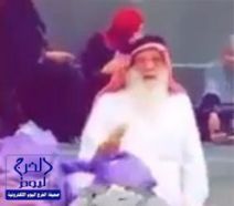 بالفيديو.. مواطن مسن يوزع “سندوتشات” مجانية على المارة بجوار المسجد الحرام