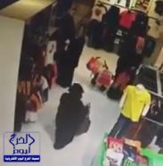 بالفيديو.. امرأة تسرق محفظة نقود متسوقة في غفلة منها بالظهران مول