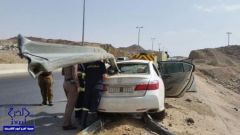 بالصور.. حاجز حديدي على طريق نجران يخترق سيارة بكامل طولها والسائق ينجو