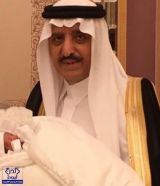 عبدالعزيز بن فهد ينشر صورة لمولودته الجديدة “لطيفة”.. وهي بين يدي الأمير أحمد بن عبدالعزيز