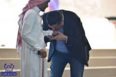 بالفيديو والصور: ملازم استشهد أخوه فأصر أن يكون مكانه بالحد الجنوبي.. وإعلامي بحريني يقبل يده