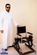 شاب سعودي يبتكر كرسياً متحركاً به خاصية الارتفاع والنزول لوالدته المعاقة (صورة)