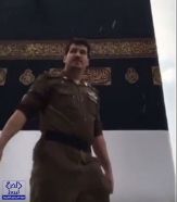 بالفيديو.. رجل أمن لم تمنعه أمطار مكة من مراقبة حركة الطواف وتوجيه المعتمرين بالحرم
