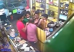 بالفيديو.. 3 شبان يعتدون على عامل بمحل اتصالات.. وذووهم يسلمونهم للشرطة