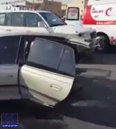 بالفيديو.. انشطار سيارة واحتجاز سائق أخرى بسبب السرعة في حادث شنيع بالرياض