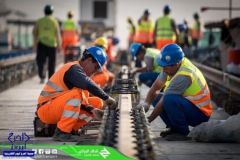 بالصور.. بدء العمل في تركيب السكك الحديدية الخاصة بمسارات “مترو الرياض”