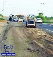 مواطن يتكفل بإصلاح حفريات طريق في محافظة بيش على نفقته