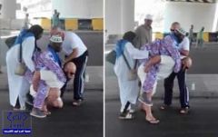 “صور مؤثرة”.. شاب يحمل رجلاً مسناً على ظهره لمساعدته في الوصول للمسجد الحرام