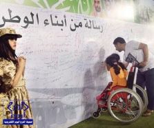 بالصور.. أبناء وأمّهات الشهداء يكتبن رسائل مؤثرة للمرابطين على لوحة مساحتها 100 متر