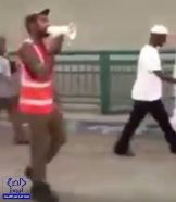 بالفيديو.. رجل أمن ينظم الحجاج وهو يؤدي تكبيرات الحج عبر “ميكرفون”