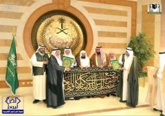 بالصور.. الأمير خالد الفيصل يسلم كسوة الكعبة الجديدة لكبير سدنة المسجد الحرام