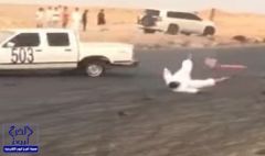 شاهد.. فيديو مروع يرصد لحظة سقوط شاب من سيارة أثناء تفحيطها