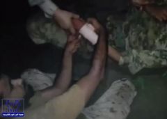 بالفيديو.. كيف تعامل الجنود السعوديون مع الأسرى الحوثيين