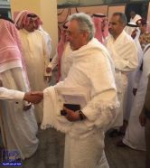 الأمير خالد الفيصل بملابس الإحرام يصل منى لمتابعة الحج ميدانياً