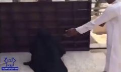 بالفيديو.. لحظة كشف متسول يرتدي عباءة نسائية أمام مسجد