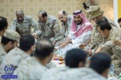بالصور.. الأمير محمد بن سلمان يتناول إفطار عيد الأضحى مع ضباط وجنود الحد الجنوبي