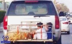 صورة لطفلين في قفص “خروف العيد” تثير غضب رواد مواقع التواصل
