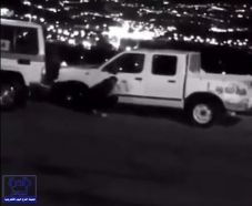 بالفيديو.. شاب يغافل رجل مرور ويهرب بسيارته بعد إيقافه لمخالفته الأنظمة