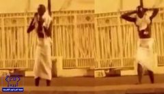 شاهد .. فيديو طريف لـ حاج إفريقي يجري إحماءات قبل رمي الجمرات