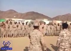 بالفيديو.. جنود سعوديون يعايدون نظرائهم القطريين في الحد الجنوبي بالأغاني والأهازيج