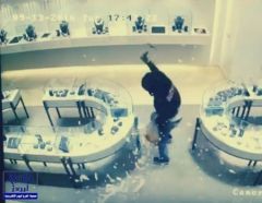 بالفيديو.. شاهد سرقة بضاعة بمليون دولار من محل مجوهرات في أقل من 40 ثانية