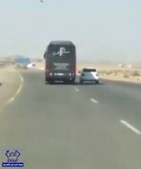 بالفيديو.. حافلة تسير بسرعة عالية وتضايق إحدى السيارات بطريق سريع.. والمرور يتفاعل