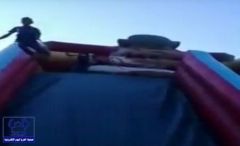 فيديو مروع يرصد لحظة سقوط طفل من أعلى ملاهي هوائية وسط صرخات أقاربه