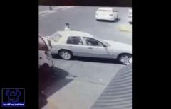 فيديو يوثق سرقة سيارة تركها قائدها في وضع التشغيل أمام محل تجاري
