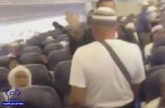 أول فيديو من داخل طائرة “السعودية” أثناء عزلها احترازيا بمطار مانيلا