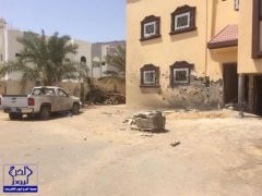 بالصور.. إصابة مواطن في سقوط مقذوف حوثي على منزله بمدينة نجران