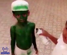 بالفيديو : شاهد ما فعله طفل بشقيقه احتفالاً باليوم الوطني