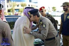 بالصور.. أمير منطقة القصيم يوقف موكبه ليهنئ رجال الأمن في بريدة باليوم الوطني