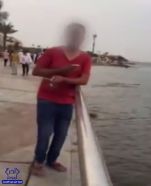 بالفيديو.. سعودية تبتكر طريقة ذكية للتخلص من “معاكس” بمدينة جدة
