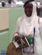 بالفيديو.. فتاة إفريقية حضرت إلى المملكة مرتدية الثوب والغترة والعقال
