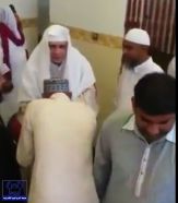 بالفيديو.. مصلون يتبركون بإمام مسجد بمكة بتقبيل يده والشرب من أثره