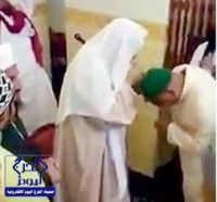 إمام فيديو “التبرك” بمكة يكشف أسباب قيام بعض المصلين بتقبيل يده