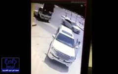 بالفيديو.. سرقة سيارة “لاندكروزر” نهاراً بمدينة الرياض.. ومكافأة 50 ألف ريال لمن يدل عليها