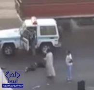 بالفيديو.. سقوط شخص من فوق جسر إثر حادث تصادم بين شاحنتي نقل في جدة