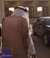 شاهد.. رئيس البنك الإسلامي للتنمية يرفض ركوب السيارة الرسمية بعد انتهاء مدة رئاسته