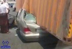 بالفيديو.. نجاة سائق من موت محقق بعدما انقلبت شاحنة على سيارته وسحقتها