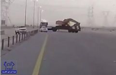 “المرور” يقبض على سائق شاحنة قطع طريقا سريعا بشكل متهور وكاد يتسبب في كارثة