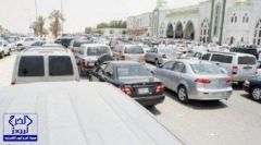 بالفيديو.. مواطن يوثق مخالفات السيارات أمام أحد المساجد أثناء صلاة الجمعة.. و”المرور” يرد