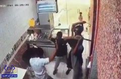 بالفيديو.. اعتداء 3 شبان على عامل بمطعم للوجبات السريعة بالمدينة المنورة