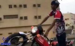 بالفيديو : مواطن يستعرض بدراجاته النارية على طريق جدة .. و لكن ماذا حدث !!